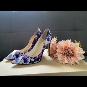 Used Guess Pumps with purple Flowers 10 M